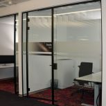 Glastüre mit Glastrennwand Sitzungszimmer