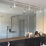 Spiegel und Duschtrennwand in Badezimmer