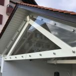 Dach mit Glas-Wetterschutz
