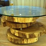 Tisch aus Holz & Glas
