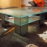 Tisch aus zwei Glasplatten