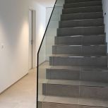 Glasgeländer auf Treppe