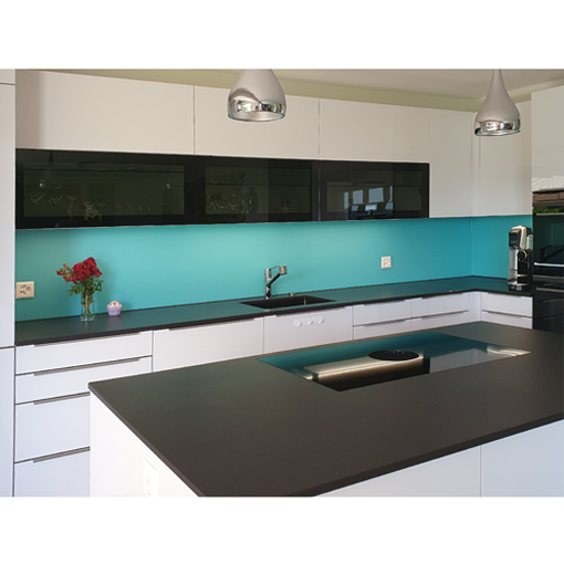 Küchenrückwand hellblau aus Glas nach RAL oder NCS lackiert