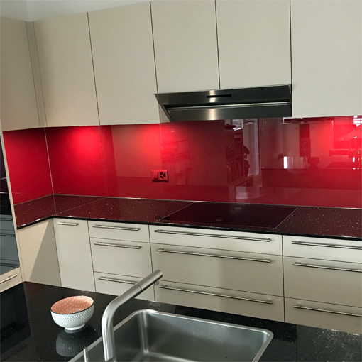 Küchenrückwand rot aus Glas nach RAL oder NCS lackiert