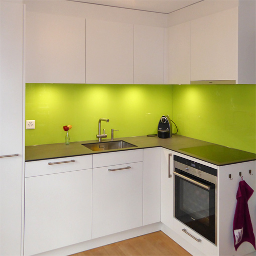 Küchenrückwand grün aus Glas nach RAL oder NCS lackiert