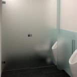 Pissoir Trennwände mit Glasrückwand