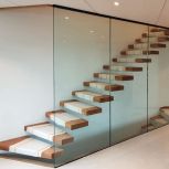 Glasgeländer bei Treppe