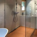 offene Duschkabine mit Stabilisationsstange