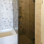 Duschkabine mit getönten Gläsern