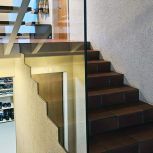 Glasgeländer bei Treppe