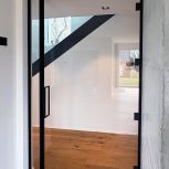 Glastüre mit schwarzem Rahmen