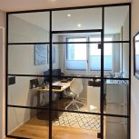 Türe mit schwarzem Rahmen