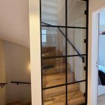 Türe mit schwarzem Rahmen