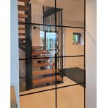 Schiebetüre mit schwarzem Rahmen