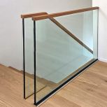 Treppengeländer aus Glas mit Holzhandlauf