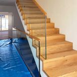 Treppengeländer aus Glas mit Holzhandlauf