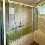 Duschtrennwand auf Badewannenrand