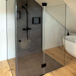 Duschkabine mit Dachschräge