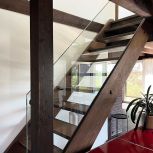 Glasgeländer bei Treppe