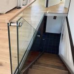 Glasgeländer bei Treppe