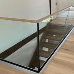 Glasgeländer bei Treppe