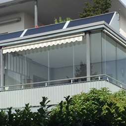 Ein Foto das eine Balkonverglasung zeigt