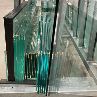 verschiedene Gläser auf Glasbock