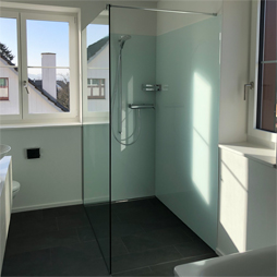 Ein Badzimmer mit einer Glastüre