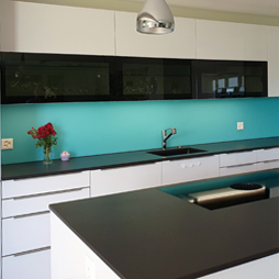 Eine Küche mit Glasmaterialien