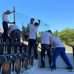 Das Team während einer Montage