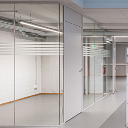 Eine Trennwand aus Glas