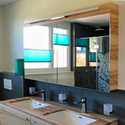 Ein grosser Glasspiegel