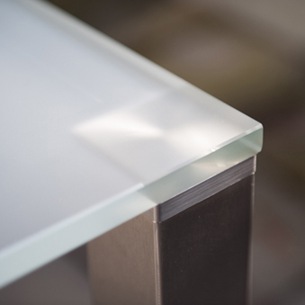 satinierter Glastisch