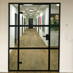 Eine Glastüre mit schwarzen Rahmen