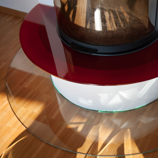 Glas auf Parkett bei Chemineeofen