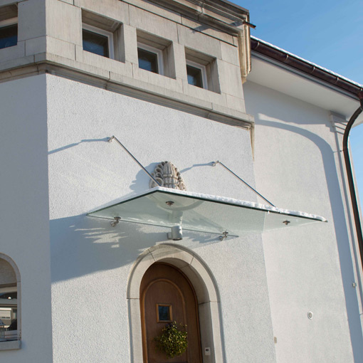 Vordach mit Glas mit Punkthalter und Zugstange