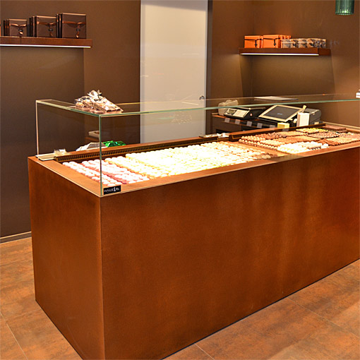 Glasvitrine in Confiserie